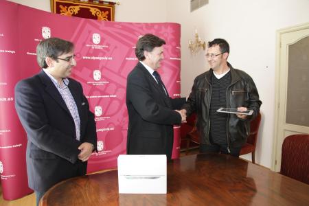 Imagen El presidente de la Diputación hace entrega de un iPad al ganador del concurso Online de eSegovia: Provincia Digital